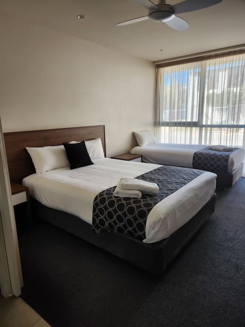 Superior Twin, 1 Bedroom, Non Smoking (Twin Room) | 1 bedroom, iron/ironing board, bed sheets