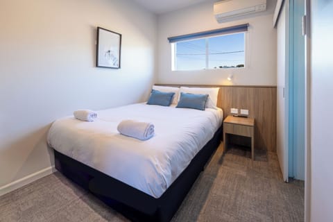 Standard Room, 1 Queen Bed | Iron/ironing board, free WiFi, bed sheets