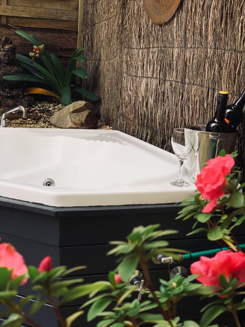 The Grange Jacuzzi Suite | 1 bedroom, minibar, iron/ironing board (on request), bed sheets