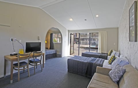 Quadruple Room | Desk, iron/ironing board, free WiFi, wheelchair access