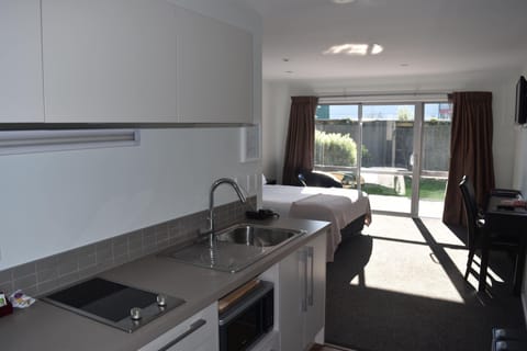 Luxury Room, Non Smoking, Kitchenette (Luxury Spa unit) | Private kitchenette | Coffee/tea maker, microwave, stovetop, electric kettle