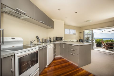 Deluxe Apartment, 2 Bedrooms, Kitchen, Ocean View (Kawau) | 1 bedroom, premium bedding, individually decorated