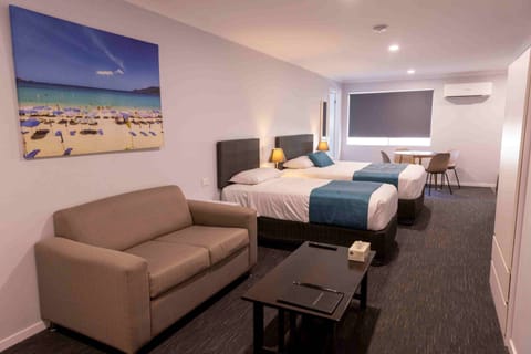 Deluxe Triple Room | Iron/ironing board, WiFi (free), bed sheets