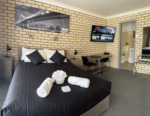 Executive Room, Non Smoking, Kitchenette (Executive Queen Room) | Private kitchen | Fridge, microwave, electric kettle, toaster