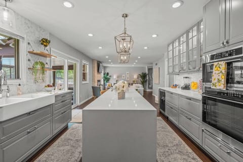 Fully stocked and well-thought kitchen to bring your professional chef to action. Feel like home, make and share meals like home