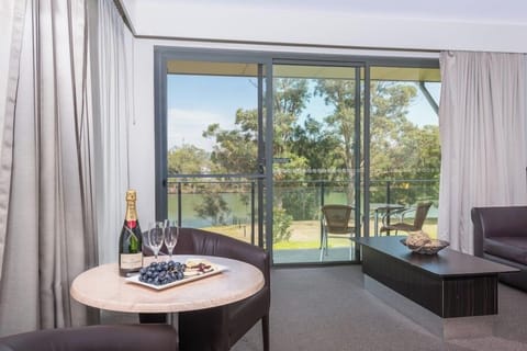 Deluxe Suite | Desk, blackout drapes, soundproofing, iron/ironing board