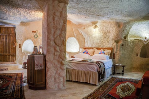 104 King Cave Suit | Iron/ironing board, free WiFi, bed sheets