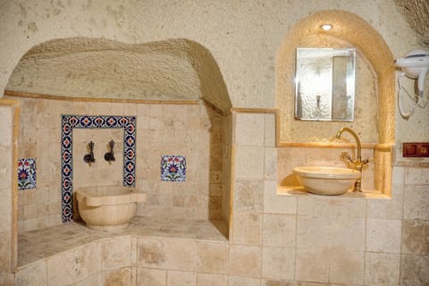 104 King Cave Suit | Bathroom | Shower, free toiletries, hair dryer, slippers