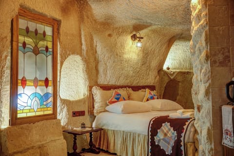 104 King Cave Suit | Iron/ironing board, free WiFi, bed sheets