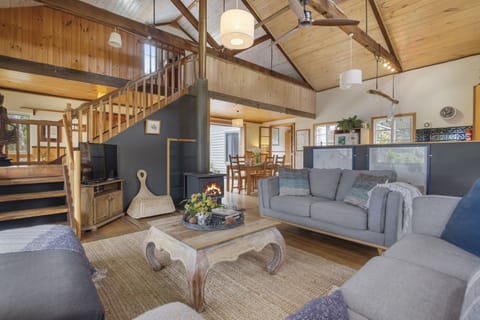 32-inch flat-screen TV with cable channels, TV, fireplace