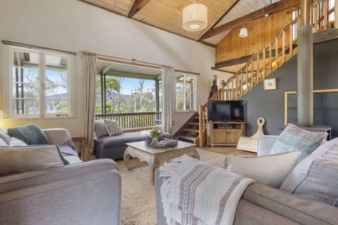 Family House, 4 Bedrooms, Fireplace, Sea View | Living room | 32-inch flat-screen TV with cable channels, TV, fireplace