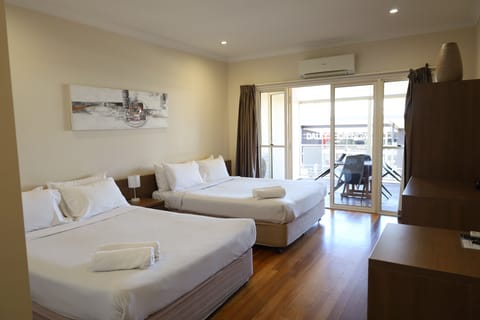 Queen & Double Room, Balcony | WiFi (free), bed sheets