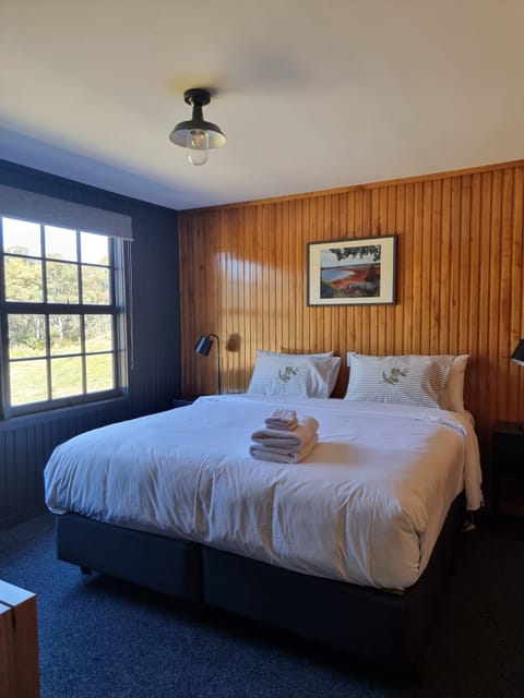 King Ensuite Self Contained | Free WiFi, bed sheets