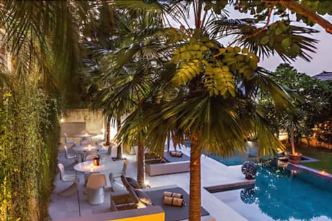 Outdoor pool, sun loungers