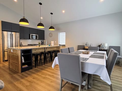 Open kitchen and dinning area, ideal to enjoy cooking and meal times.
