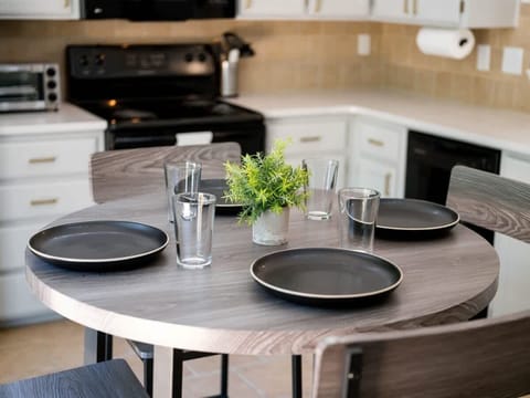 Share meals at the farmhouse table with forest views and deck access 🍽️🌳