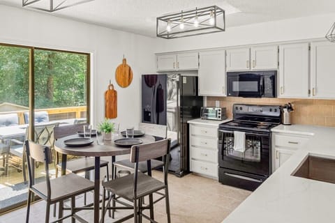 Cook with ease in our modern kitchen—stainless appliances, ample counter space, and island 🧑‍🍳✨