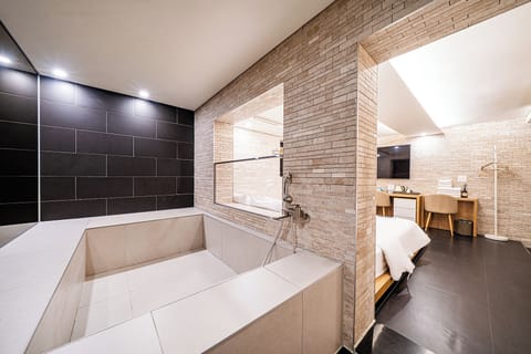 Family Suite, 1 Bedroom, Non Smoking, Private Bathroom | Bathroom | Shower, hair dryer, towels, soap