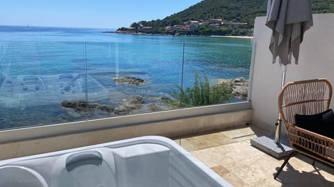 Outdoor spa tub