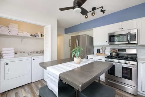 Enjoy meals or morning coffee in this stylish dine-in kitchen ☕️ Bright and airy with backyard views, sleek seating, and easy access to the patio for indoor-outdoor living 