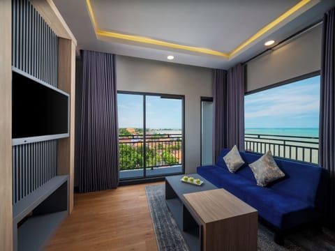 Suite Room | In-room safe, desk, soundproofing, free WiFi