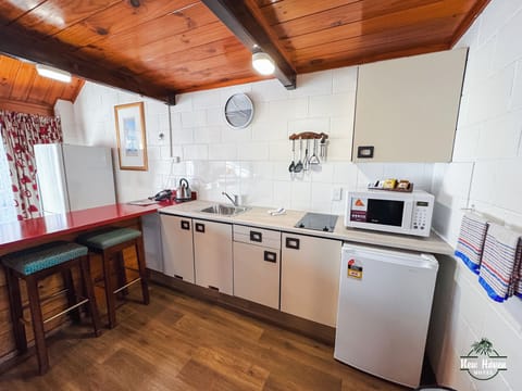 Deluxe Suite, 2 Bedrooms (Alpine Deluxe) | Private kitchen | Fridge, microwave, stovetop, electric kettle