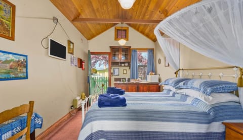 Garden Cottage | Individually decorated, individually furnished, desk, free WiFi