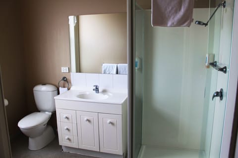 Standard Room, Non Smoking (Queen Ensuite) | Bathroom | Shower, towels