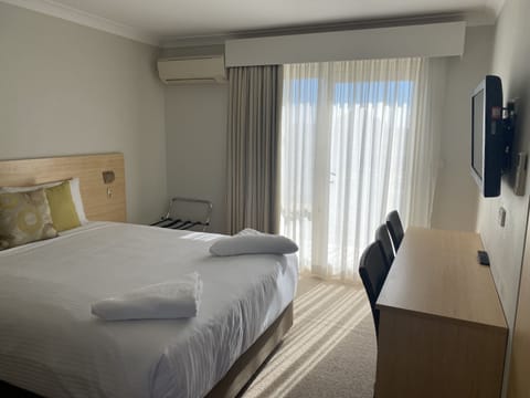 Deluxe Room, Non Smoking (Queen Deluxe) | Iron/ironing board, WiFi (free), bed sheets