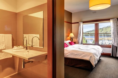 Heritage King Room with Marina & Water Views | WiFi, bed sheets