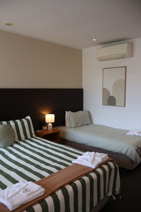 Standard Room, Non Smoking (Unit) | Iron/ironing board, WiFi (free)