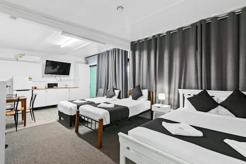 Family Room | Blackout drapes, cribs (free), WiFi (free), bed sheets