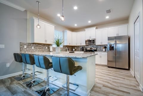 House, Multiple Bedrooms | Private kitchen | Microwave, dishwasher