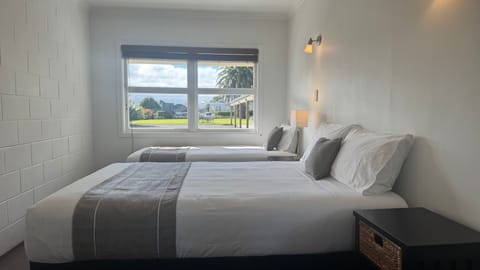 Family Suite, 2 Bedrooms, Non Smoking, Kitchen (Family Unit) | Iron/ironing board, free WiFi, bed sheets