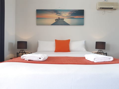 Standard Room, 1 Queen Bed | Iron/ironing board, WiFi (free), bed sheets