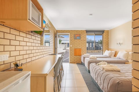 Family Room, Non Smoking, Kitchenette | Iron/ironing board, WiFi (free), bed sheets