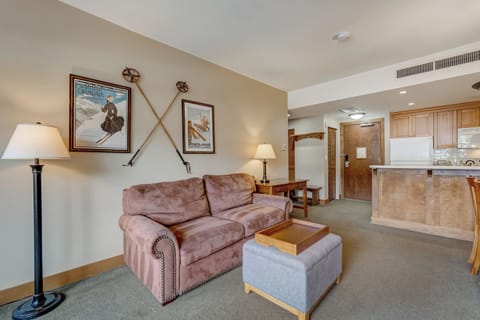 Living Room with 1 Queen Sofa Sleeper and 1 Twin Sofa Sleeper