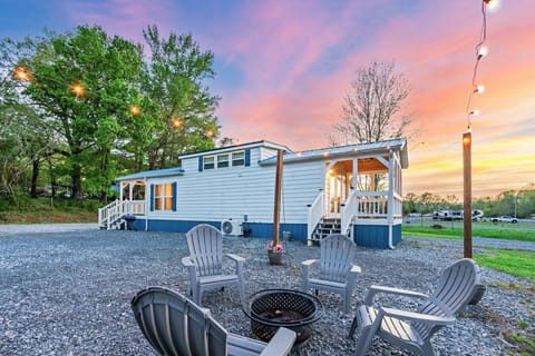 Retro charm, private firepit nights, and peaceful weekends near Lake Guntersville.