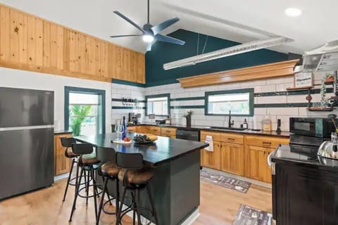 Kitchen with breakfast island