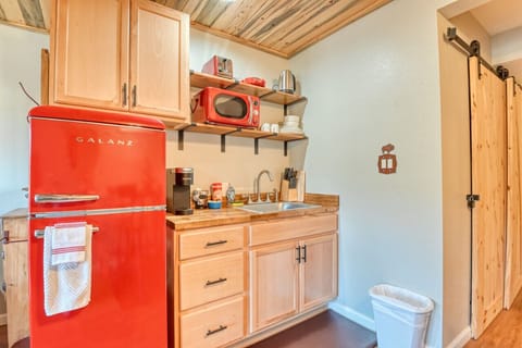 Fridge & Kitchenette area