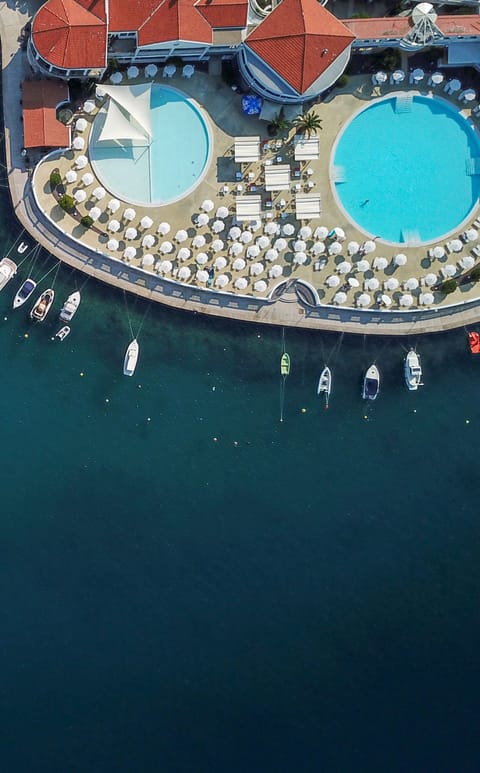 2 outdoor pools, sun loungers