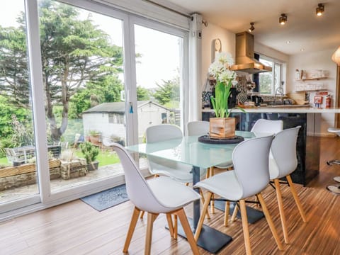 Cottage | Dining