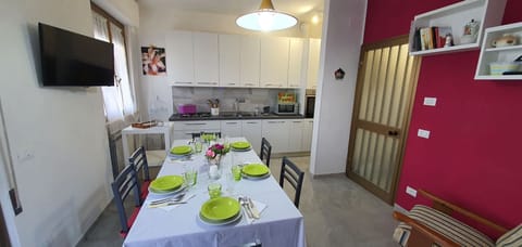 Table, Cabinetry, Property, Furniture, Countertop, Tableware, Lighting, Interior Design, Chair, Building