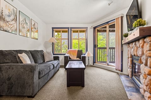 Living room with a gas fireplace, Smart TV & pull-out couch