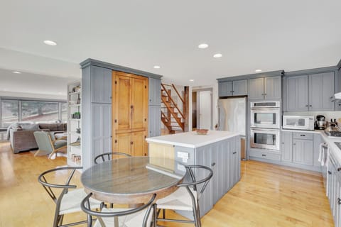Small sitting area for 4 off the kitchen island