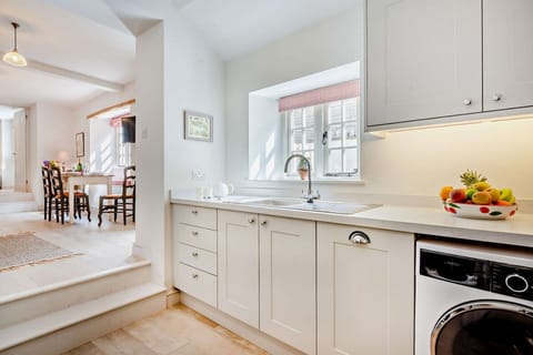 Lower Barn Kitchen - StayCotswold