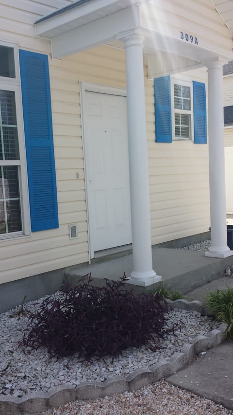 Beautiful landscaping. Crushed seashells in the flower beds.