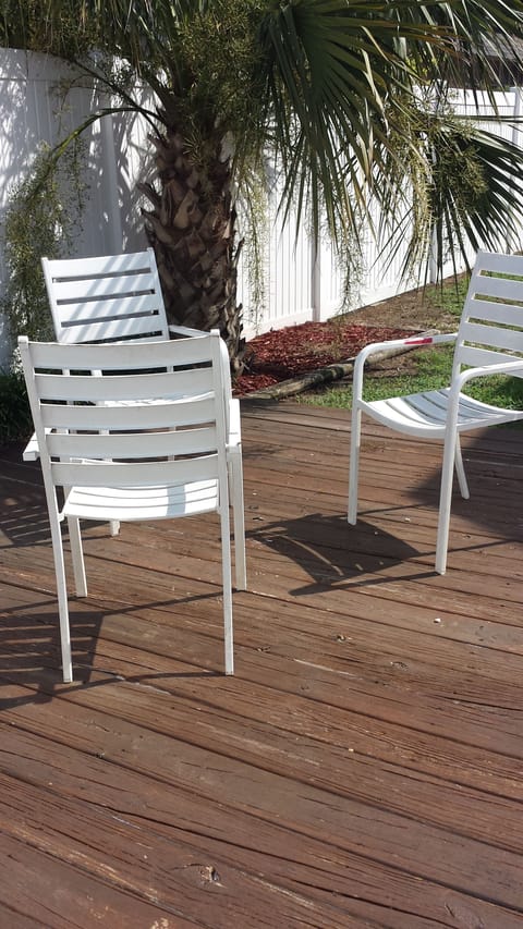 Watch fireworks or listed to the ocean breeze from the front patio.