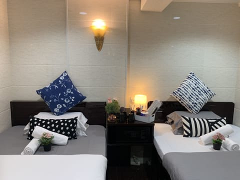 Quadruple Room | In-room safe, desk, WiFi, bed sheets