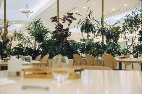 2 restaurants; breakfast, lunch, and dinner served